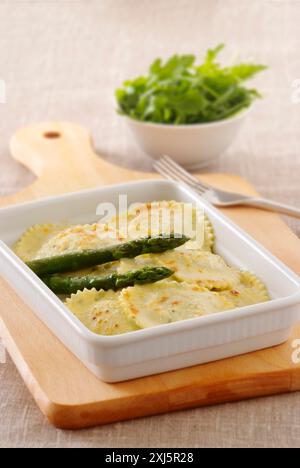 Raviolis aux asperges gratinés Banque D'Images