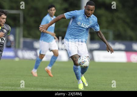 Le défenseur brésilien de Napoli Natan contrôle le ballon lors du match amical SSC Napoli Anaune val di non SSC Napoli 2024-25 camp d'entraînement de pré-saison à val di Sole dans le Trentin, Dimaro Folgarida&#XA;&#XA; Banque D'Images