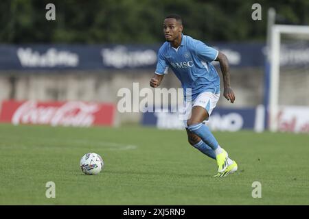 Le défenseur brésilien de Napoli Natan contrôle le ballon lors du match amical SSC Napoli Anaune val di non SSC Napoli 2024-25 camp d'entraînement de pré-saison à val di Sole dans le Trentin, Dimaro Folgarida&#XA;&#XA; Banque D'Images