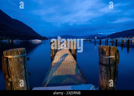 Une jetée sur le lac majeur dans la soirée à l'heure bleue, Castelveccana, Lombardie, Italie Banque D'Images