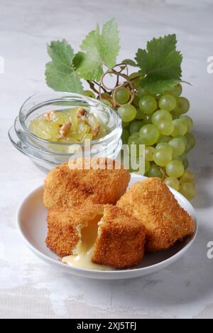 Croquettes de camembert avec raisins cuits et noix Banque D'Images