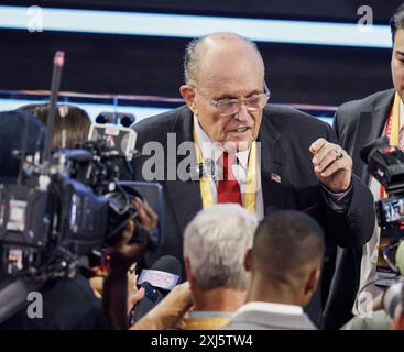 Milwaukee, États-Unis. 16 juillet 2024. L’ancien maire de New York Rudy Giuliani est interviewé sur le sol de la Convention nationale républicaine 2024 au Forum Fiserv à Milwaukee, Wisconsin, le mardi 16 juillet 2024. La ville de Milwaukee accueille la Convention républicaine 2024 qui se déroulera du 15 au 18 juillet. Photo de Tannen Maury/UPI crédit : UPI/Alamy Live News Banque D'Images