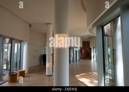 Espaces ouverts avec projections sur pilleurs au Centre Arvo Pärt (Arvo Pärdi Keskus) - Laulasmaa, paroisse Lääne-Harju, Estonie. Conçu par Spanish archi Banque D'Images