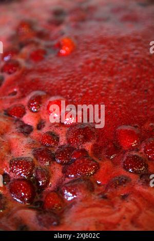 Close-up de la confiture de fraises en train de cuire Banque D'Images