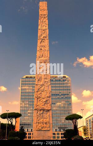 Paysage de coucher de soleil à Rome Eurì sur la place Guglielmo Marconi avec son célèbre obélisque dédié au scientifique italien. Banque D'Images