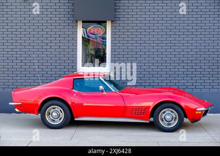 Vue latérale de Chevrolet Corvette Stingray coupé 454 Big Block v8 voiture de sport rouge vintage, vue de profil de voiture classique Corvette Sting Ray. Banque D'Images