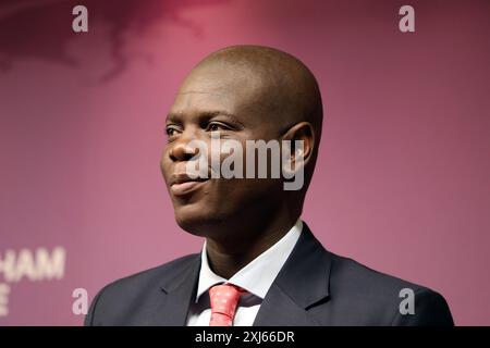 Ronald Lamola, ministre sud-africain des relations internationales et de la coopération, prononce un discours sur la politique étrangère à Chatham House à Londres Banque D'Images