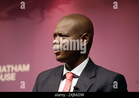 Ronald Lamola, ministre sud-africain des relations internationales et de la coopération, prononce un discours sur la politique étrangère à Chatham House à Londres Banque D'Images