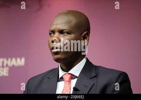 Ronald Lamola, ministre sud-africain des relations internationales et de la coopération, prononce un discours sur la politique étrangère à Chatham House à Londres Banque D'Images