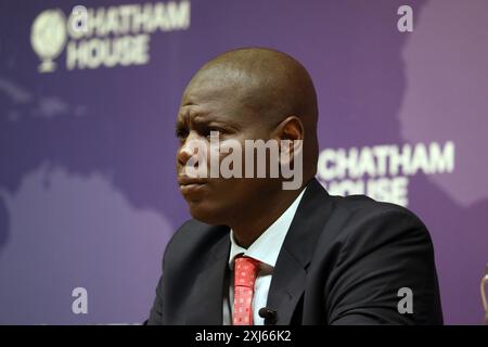 Ronald Lamola, ministre sud-africain des relations internationales et de la coopération, prononce un discours sur la politique étrangère à Chatham House à Londres Banque D'Images