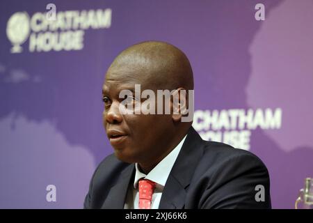 Ronald Lamola, ministre sud-africain des relations internationales et de la coopération, prononce un discours sur la politique étrangère à Chatham House à Londres Banque D'Images