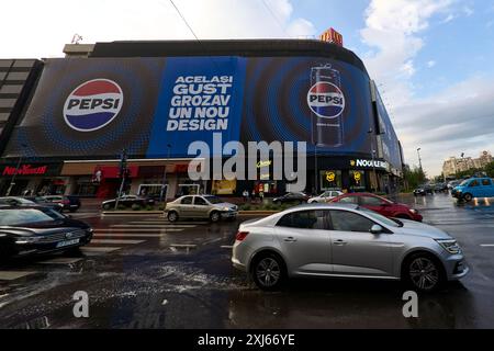 Bucarest, Roumanie. 8 mai 2024 : une grande publicité Pepsi-Cola est affichée sur le centre commercial Unirea, l'endroit le plus fréquenté du centre-ville de Bucarest. Banque D'Images