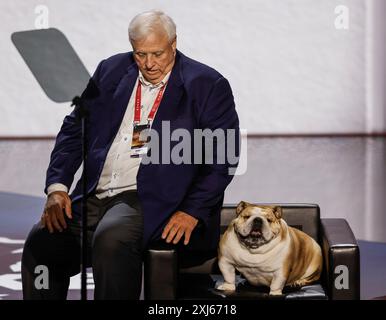 Milwaukee, États-Unis. 16 juillet 2024. Le gouverneur de Virginie-occidentale Jim Justice est assis avec un chien sur la scène de la Convention nationale républicaine 2024 au Forum Fiserv à Milwaukee, Wisconsin, le mardi 16 juillet 2024. La ville de Milwaukee accueille la Convention républicaine 2024 qui se déroulera du 15 au 18 juillet. Photo de Tannen Maury/UPI crédit : UPI/Alamy Live News Banque D'Images