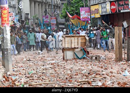 Dhaka, Bangladesh. 16 juillet 2024. Des manifestants anti-quotas et des étudiants soutenant le conflit du parti Awami League Party au pouvoir à Dacca. Crédit : SOPA images Limited/Alamy Live News Banque D'Images