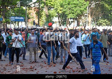 Dhaka, Bangladesh. 16 juillet 2024. Des manifestants anti-quotas et des étudiants soutenant le conflit du parti Awami League Party au pouvoir à Dacca. Crédit : SOPA images Limited/Alamy Live News Banque D'Images