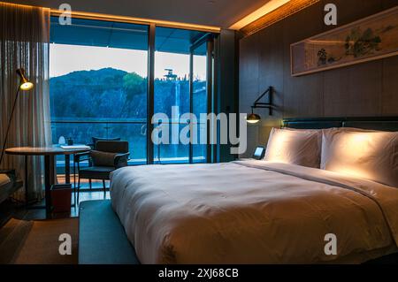 Vue depuis la chambre à coucher d'une chambre à l'Hôtel Intercontinental Shanghai Wonderland un hôtel souterrain construit dans une ancienne carrière. Banque D'Images