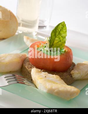 Poisson-sabre poêlé avec caviar d'aubergine, mousse de tomates au basilic poché Banque D'Images