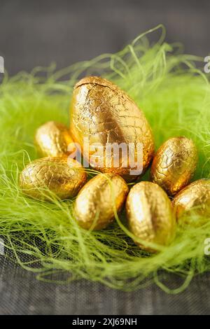 Oeufs de Pâques en chocolat emballage d'or Banque D'Images