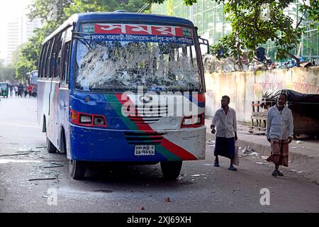 Dhaka, Bangladesh. 16 juillet 2024. Un bus est endommagé à la suite d'affrontements entre des manifestants anti-quotas et des étudiants soutenant le parti au pouvoir, la Ligue Awami, sur le campus de l'université de Dhaka. (Photo de Piyas Biswas/SOPA images/SIPA USA) crédit : SIPA USA/Alamy Live News Banque D'Images
