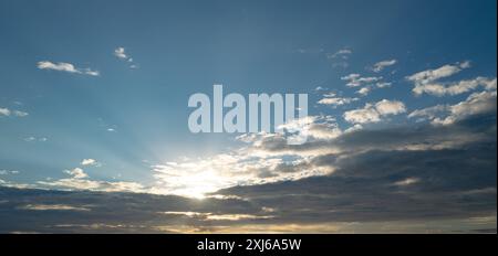 Les nuages du coucher du soleil se rassemblent. Ciel panoramique de lever ou de coucher de soleil avec des nuages. Coucher de soleil ciel sur crépuscule dans la soirée avec coucher de soleil. Nuage nature ciel Banque D'Images