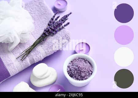 Composition avec serviette, sel de mer, fleurs de lavande et pierres de spa sur fond lilas. Différents motifs de couleur Banque D'Images