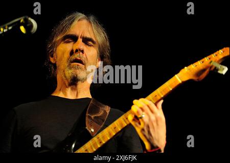 Dean Brown (19 août 1955 – 26 janvier 2024) est un guitariste de jazz fusion américain et musicien de session. Photo Kazimierz Jurewicz Banque D'Images