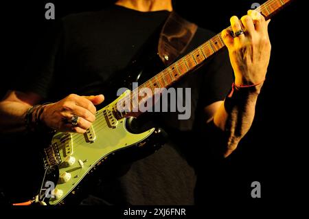 Dean Brown (19 août 1955 – 26 janvier 2024) est un guitariste de jazz fusion américain et musicien de session. Photo Kazimierz Jurewicz Banque D'Images