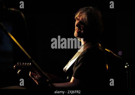 Dean Brown (19 août 1955 – 26 janvier 2024) est un guitariste de jazz fusion américain et musicien de session. Photo Kazimierz Jurewicz Banque D'Images