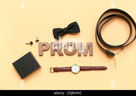 Mot PROM avec ceinture, noeud papillon et montre-bracelet sur fond beige Banque D'Images