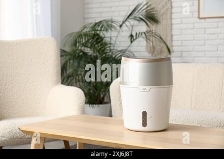Humidificateur moderne sur la table basse près du canapé blanc dans le salon élégant, gros plan Banque D'Images