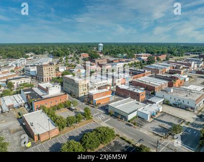 Vue aérienne de Rocky Mount Nash County North Carolina, petite ville typique USA avec rue principale, église méthodiste, bâtiments publics Banque D'Images