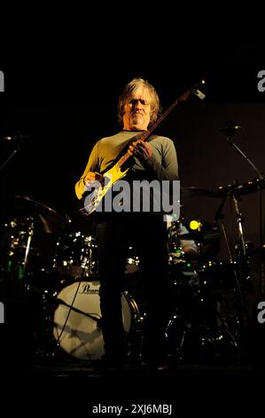 Dean Brown (19 août 1955 – 26 janvier 2024) est un guitariste de jazz fusion américain et musicien de session. Photo Kazimierz Jurewicz Banque D'Images