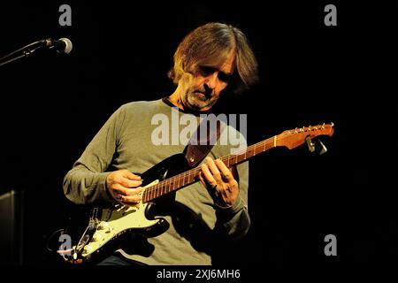 Dean Brown (19 août 1955 – 26 janvier 2024) est un guitariste de jazz fusion américain et musicien de session. Photo Kazimierz Jurewicz Banque D'Images