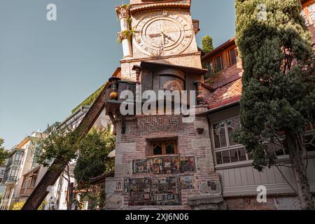 Tbilissi, Géorgie - 24 JUIN 2024 : la Tour de l'horloge du théâtre de marionnettes Rezo Gabriadze est un monument unique et emblématique situé à Tbilissi, Géorgie Banque D'Images