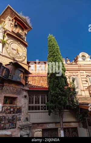 Tbilissi, Géorgie - 24 JUIN 2024 : la Tour de l'horloge du théâtre de marionnettes Rezo Gabriadze est un monument unique et emblématique situé à Tbilissi, Géorgie Banque D'Images