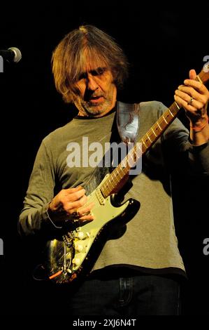 Dean Brown (19 août 1955 – 26 janvier 2024) est un guitariste de jazz fusion américain et musicien de session. Photo Kazimierz Jurewicz Banque D'Images