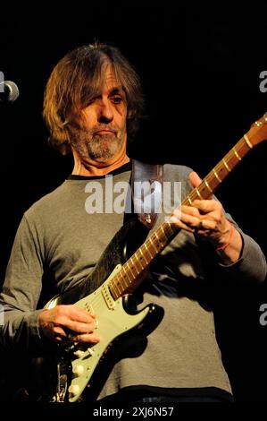 Dean Brown (19 août 1955 – 26 janvier 2024) est un guitariste de jazz fusion américain et musicien de session. Photo Kazimierz Jurewicz Banque D'Images