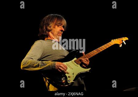 Dean Brown (19 août 1955 – 26 janvier 2024) est un guitariste de jazz fusion américain et musicien de session. Photo Kazimierz Jurewicz Banque D'Images