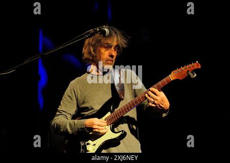 Dean Brown (19 août 1955 – 26 janvier 2024) est un guitariste de jazz fusion américain et musicien de session. Photo Kazimierz Jurewicz Banque D'Images