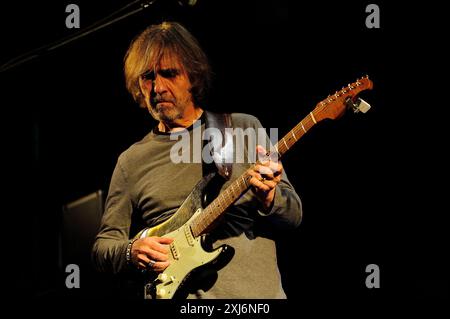 Dean Brown (19 août 1955 – 26 janvier 2024) est un guitariste de jazz fusion américain et musicien de session. Photo Kazimierz Jurewicz Banque D'Images