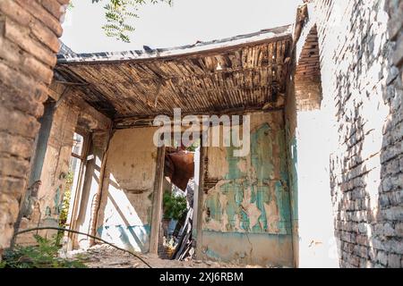 Maison traditionnelle géorgienne abandonnée et partiellement effondrée dans la vieille ville de Tbilissi, Géorgie. Banque D'Images