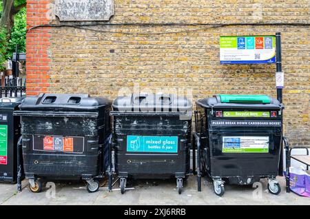 Une station de recyclage avec des bacs pour le verre, le carton et les plastiques sur Warwick Avenue à Londres, Royaume-Uni Banque D'Images