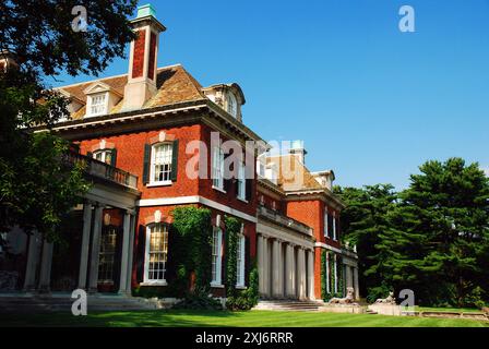 Le manoir en briques Old Westbury Gardens sur la rive nord de long Island rappelle le luxe de l’époque dorée Banque D'Images