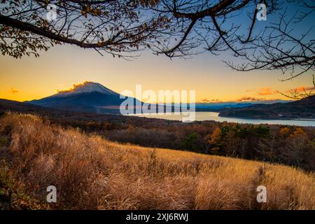 Mont Fuji avec le lac Yamanaka au premier plan au coucher du soleil, Fuji cinq lacs, préfecture de Yamanashi, Honshu, Japon Banque D'Images