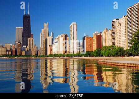 L'horizon de Chicago se reflète dans les eaux calmes du lac Michigan Banque D'Images