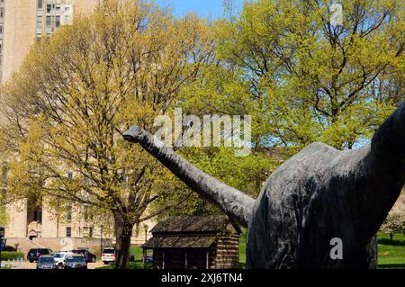 Dippy le dinosaure se trouve à l'extérieur du Musée d'histoire naturelle de Pittsburgh Banque D'Images