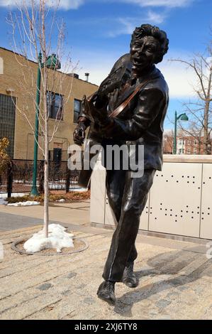 Une statue de rocker Chuck Berry, exécutant sa célèbre promenade en canard, se dresse dans un parc à St Louis, Missouri Banque D'Images