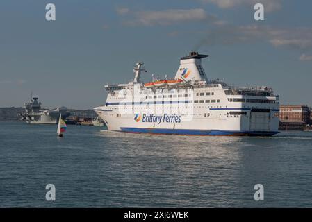 Portsmouth, Angleterre, Royaume-Uni. Bretagne un ferry français roll on roll off entrant dans le port de Portsmouth au Royaume-Uni. Banque D'Images