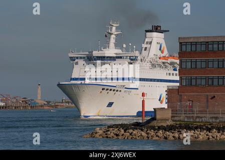 Portsmouth, Angleterre, Royaume-Uni. Bretagne un ferry français roll on roll off entrant dans le port de Portsmouth au Royaume-Uni. Banque D'Images