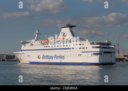 Portsmouth, Angleterre, Royaume-Uni. Bretagne un ferry français roll on roll off entrant dans le port de Portsmouth au Royaume-Uni. Banque D'Images